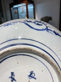 Een grote Japanse blauw-witte 'tijger' schotel, Arita, Fuuki Chousun 富貴長春 merk, Edo periode, 18/19e eeuw