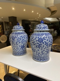 Paire de grands vases couverts en porcelaine de Chine en bleu et blanc &agrave; d&eacute;cor de rinceaux de lotus, 19&egrave;me