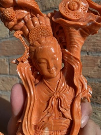 Grand groupe figurant une dame entour&eacute;e d'enfants en corail rouge, Chine, 19/20&egrave;me