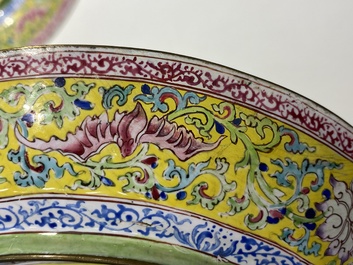 Een paar Chinese uitzonderlijk fijn geschilderde borden in Canton email, Yongzheng