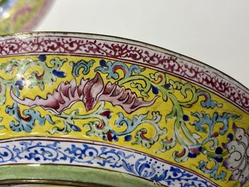 Een paar Chinese uitzonderlijk fijn geschilderde borden in Canton email, Yongzheng