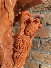 Grand groupe figurant une dame entour&eacute;e d'enfants en corail rouge, Chine, 19/20&egrave;me