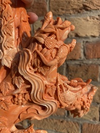 Grand groupe figurant une dame entour&eacute;e d'enfants en corail rouge, Chine, 19/20&egrave;me
