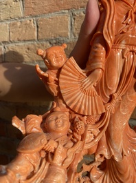 Grand groupe figurant une dame entour&eacute;e d'enfants en corail rouge, Chine, 19/20&egrave;me