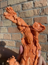 Grand groupe figurant une dame entour&eacute;e d'enfants en corail rouge, Chine, 19/20&egrave;me