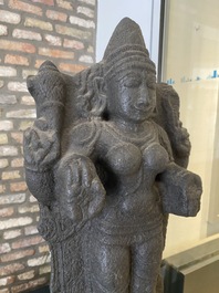 Figure de Lakshmi en pierre sculpt&eacute;e, Inde, 13/15&egrave;me