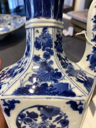 Kendi de forme hexagonale et son couvercle en porcelaine de Chine en bleu et blanc, Kangxi
