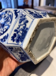 Een zeldzame Chinese hexagonale blauw-witte kendi met deksel, Kangxi