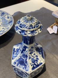 Kendi de forme hexagonale et son couvercle en porcelaine de Chine en bleu et blanc, Kangxi