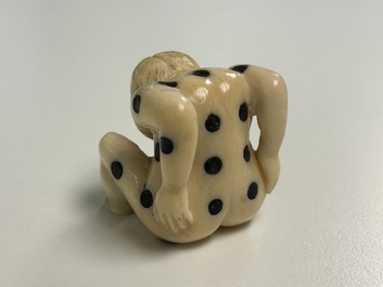 A pair of erotic subject dice in ivory with ebony inlay, Germany, late 17th C.