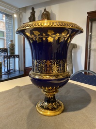 Vase M&eacute;dici en porcelaine de S&egrave;vres &agrave; d&eacute;cor dor&eacute; sur fond bleu, France, dat&eacute; 1847 et 1853