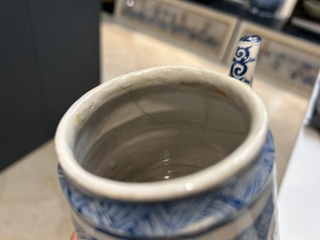 Een zeldzame blauw-witte Delftse koffiepot, gedateerd 1732