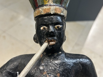 Sculpture d'un indien fumant la pipe en bois polychrom&eacute;  d'un magasin &agrave; tabac, Angleterre, 18&egrave;me
