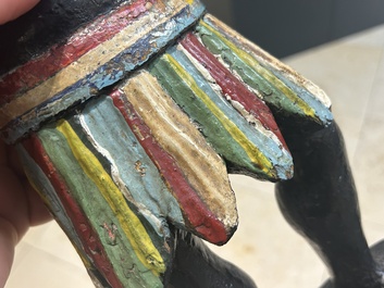 Sculpture d'un indien fumant la pipe en bois polychrom&eacute;  d'un magasin &agrave; tabac, Angleterre, 18&egrave;me