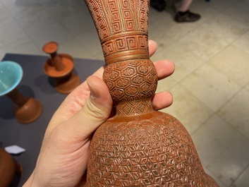 Een Chinese vijfdelige altaargarnituur in faux-lakwerk porselein, Qianlong merk, 19e eeuw
