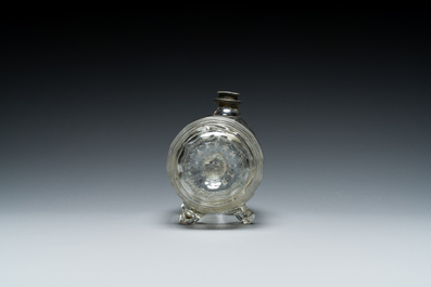 Een Duitse glazen tonvormige fles met tinnen schroefdop, 17/18e eeuw
