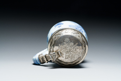 Verseuse en fa&iuml;ence de Delft en bleu et blanc &agrave; d&eacute;cor chinois mont&eacute;e d'un couvercle en argent, 17&egrave;me