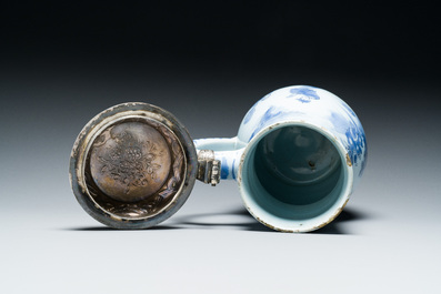 Verseuse en fa&iuml;ence de Delft en bleu et blanc &agrave; d&eacute;cor chinois mont&eacute;e d'un couvercle en argent, 17&egrave;me