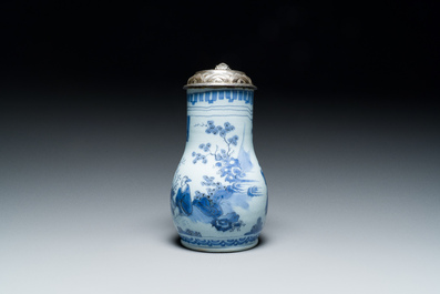 Verseuse en fa&iuml;ence de Delft en bleu et blanc &agrave; d&eacute;cor chinois mont&eacute;e d'un couvercle en argent, 17&egrave;me
