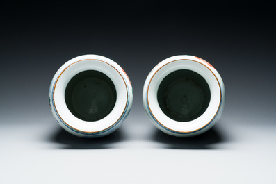 Paire de vases de forme rouleau en porcelaine de Chine wucai, 19/20&egrave;me