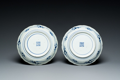 Een paar Japanse blauw-witte Kakiemon-stijl borden, Fuku merk, Edo, 17/18e eeuw