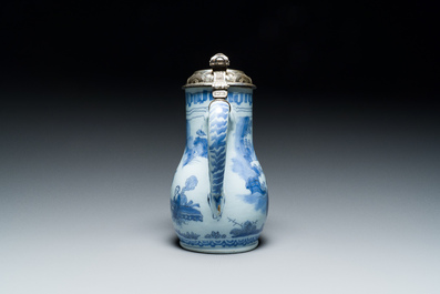 Verseuse en fa&iuml;ence de Delft en bleu et blanc &agrave; d&eacute;cor chinois mont&eacute;e d'un couvercle en argent, 17&egrave;me