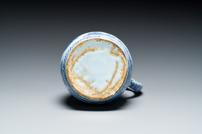 Verseuse en fa&iuml;ence de Delft en bleu et blanc &agrave; d&eacute;cor chinois mont&eacute;e d'un couvercle en argent, 17&egrave;me