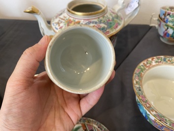 Service &agrave; th&eacute; de 24 pi&egrave;ces en porcelaine de Chine famille rose de Canton, 19&egrave;me