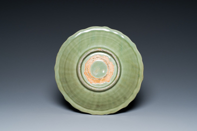 Een Chinese Longquan celadon lotusvormige schotel met onderglazuur decor, Ming