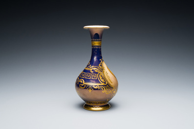 Vase en porcelaine de Vienne au portrait d'une femme, 19&egrave;me