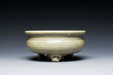 Een Chinese Longquan celadon driepotige wierookbrander, Ming