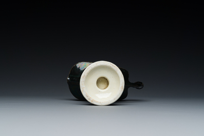 Rare aigui&egrave;re en porcelaine de Chine &agrave; d&eacute;cor de musiciens ottomans sur fond noir, Qianlong