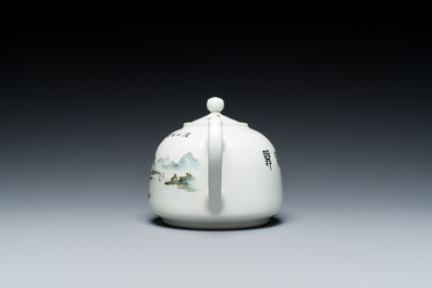 Th&eacute;i&egrave;re couverte en porcelaine de Chine qianjiang cai, sign&eacute;e Wang Xiaoting 汪小亭 , dat&eacute;e 1950