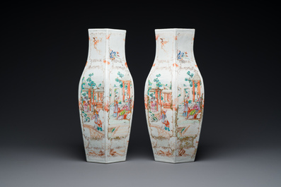 Paire de vases de forme hexagonale en porcelaine de Chine famille rose de Canton &agrave; d&eacute;cor mandarin, Qianlong