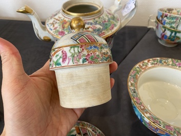 Service &agrave; th&eacute; de 24 pi&egrave;ces en porcelaine de Chine famille rose de Canton, 19&egrave;me