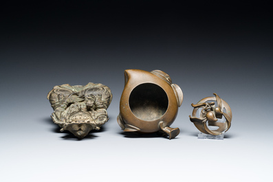 Een Chinese bronzen Boeddha en een perzikvormige wierookbrander, Ming en Qing