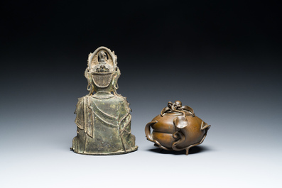 Een Chinese bronzen Boeddha en een perzikvormige wierookbrander, Ming en Qing