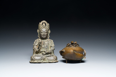 Een Chinese bronzen Boeddha en een perzikvormige wierookbrander, Ming en Qing