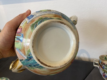 Service &agrave; th&eacute; de 24 pi&egrave;ces en porcelaine de Chine famille rose de Canton, 19&egrave;me