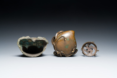 Een Chinese bronzen Boeddha en een perzikvormige wierookbrander, Ming en Qing