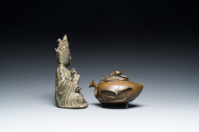 Een Chinese bronzen Boeddha en een perzikvormige wierookbrander, Ming en Qing