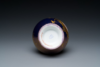 Vase en porcelaine de Vienne au portrait d'une femme, 19&egrave;me