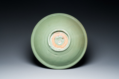 Een grote Chinese Longquan celadon schotel, Yuan/Ming