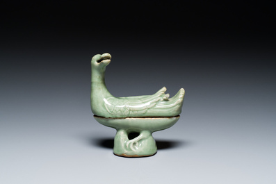 Br&ucirc;le-parfum en forme de canard en porcelaine de Chine c&eacute;ladon de Longquan, Ming