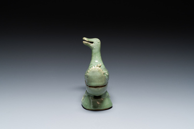 Een Chinese Longquan celadon wierookbrander in de vorm van een eend, Ming