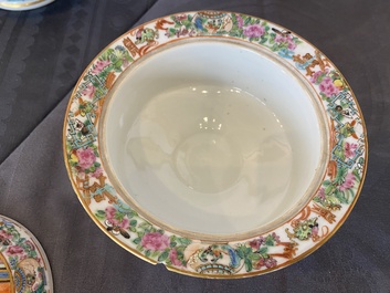 Service &agrave; th&eacute; de 24 pi&egrave;ces en porcelaine de Chine famille rose de Canton, 19&egrave;me