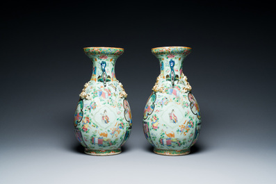 Paire de vases en porcelaine de Chine famille rose de Canton sur fond c&eacute;ladon, 19&egrave;me