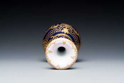 Vase en porcelaine de Vienne au portrait d'une femme, 19&egrave;me