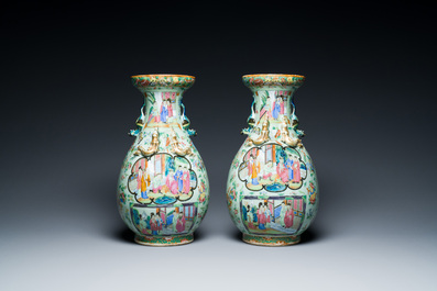 Paire de vases en porcelaine de Chine famille rose de Canton sur fond c&eacute;ladon, 19&egrave;me