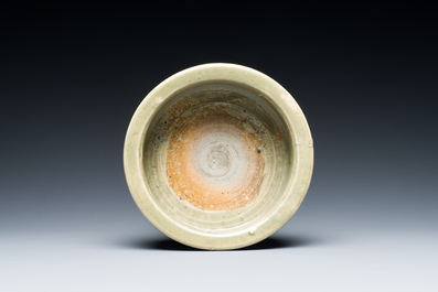 Br&ucirc;le-parfum tripode en porcelaine de Chine c&eacute;ladon de Longquan, Ming